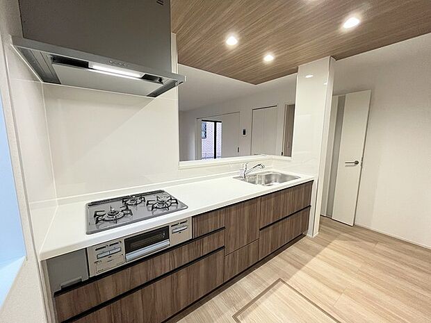 カウンターからはリビングが広く見渡せ、ご家族とのコミュニケーションも弾みます。 