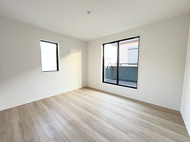 バルコニーからはたっぷりと太陽の光が舞い込みます。 