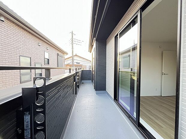 南向きバルコニーでお洗濯ものはいつもカラッと乾きます。 