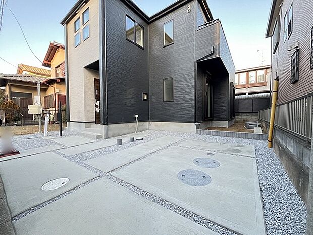 並列2台駐車可能な、ゆとりのカースペースがここに。