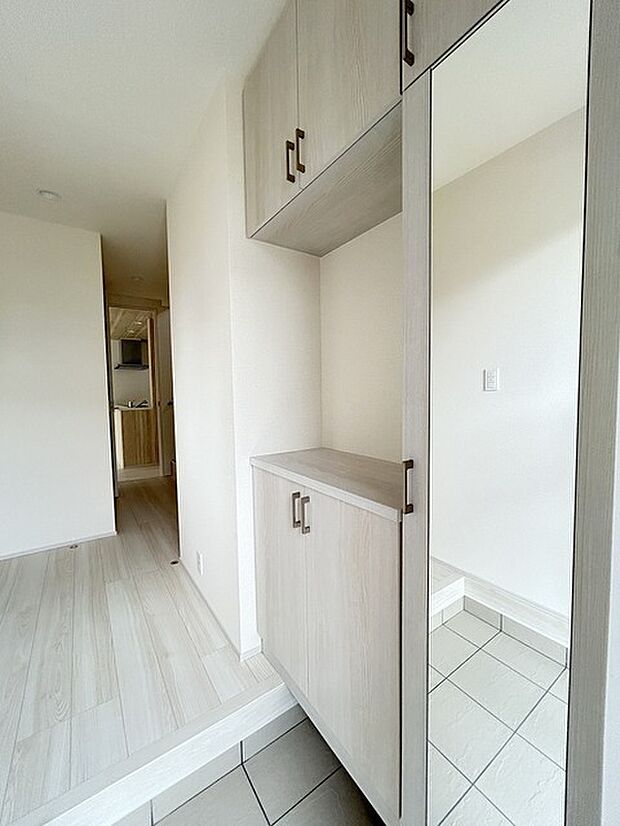 玄関を開けたらシューズボックス、使いやすい配置です。 