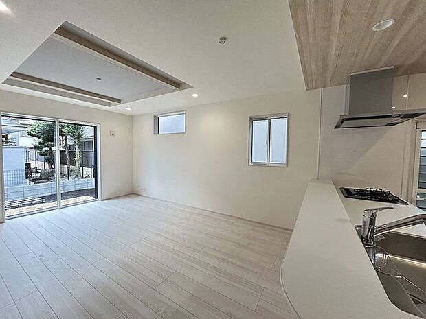 南側に大きな窓を配置、明るいリビングが出来ました。 