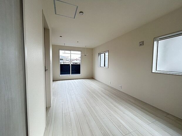 将来は間仕切りで。洋間二部屋分に対応可能な洋室。 