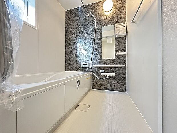 広々1坪タイプのゆったり浴室ユニット。防カビ・抗菌素材なのもうれしい。 