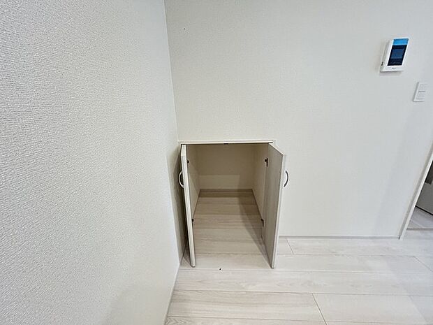 部屋と部屋の隙間をうまく使ったスリムな収納スペース。 