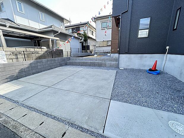 並列2台駐車可能な、ゆとりのカースペースがここに。 