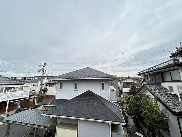 あたりには住宅を中心とした建物が広がります。 