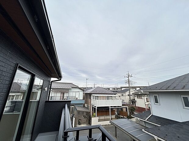 前面の住まいとの距離感があるから、圧迫感を感じません。