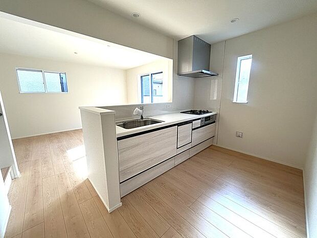 カウンターからはリビングが広く見渡せ、ご家族とのコミュニケーションも弾みます。 