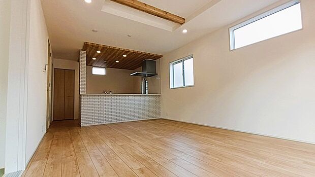 温もりある木目と白のコントラストが心地よい、広々とした空間