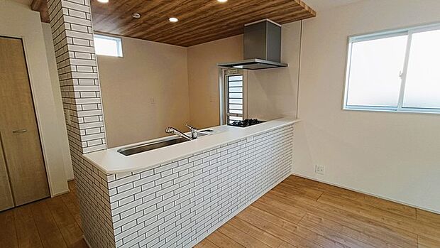 温かな木目天井と、清潔感あふれるタイルが調和する心地よい空間。