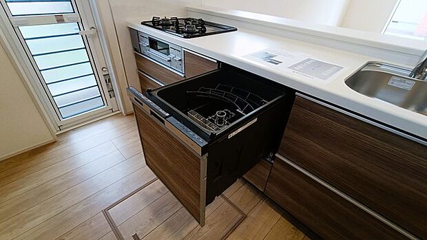 木目調の温かみが、空間に落ち着きと奥行きをもたらします。