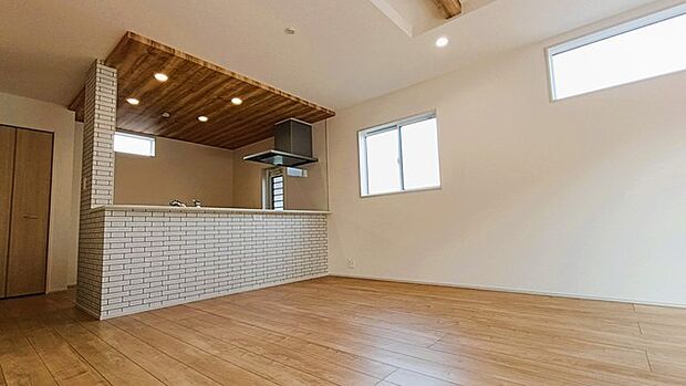 温もりある木材と白のタイルが調和する、心地よい空間