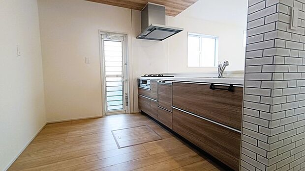 温かみのある木目調と清潔感のある空間が調和したキッチン。