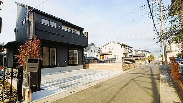 静かな街並みに調和する、洗練された邸宅。