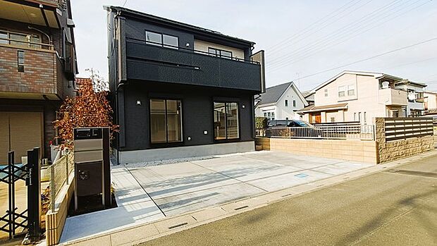 モダンな佇まいに、落ち着いた時間が流れる住まい。