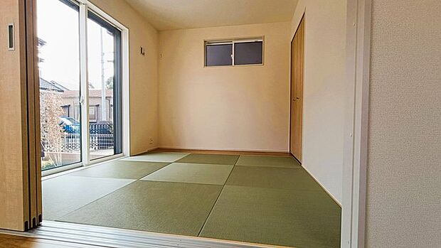広々とした空間に、心地よい日差しが満ちています。
