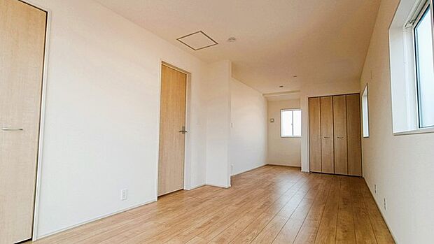 木の温もりと白い壁が調和する、穏やかな空間