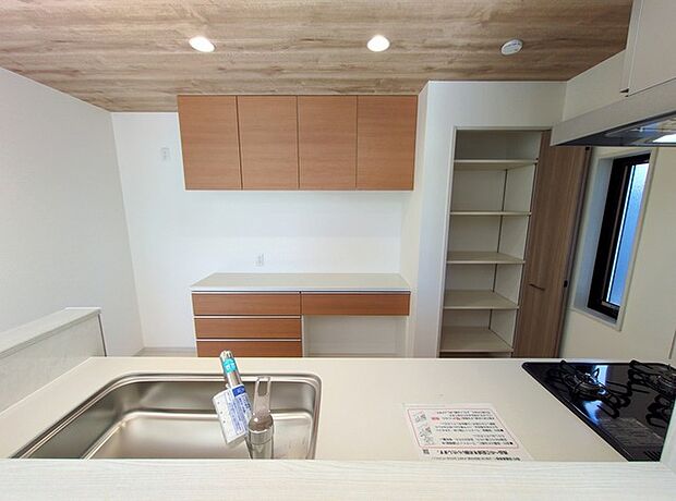 収納たっぷり。調理器具や調味料も出し入れしやすいですね。