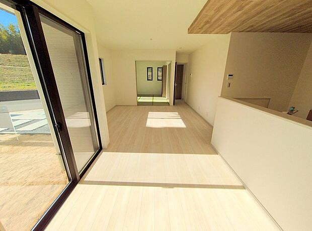 南側に大きな窓を配置、明るいリビングが出来ました。