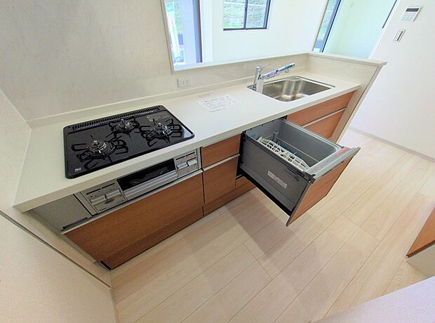 省エネ ・ 衛生的な食器洗乾燥機付。 