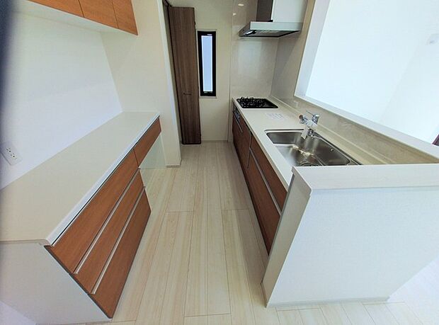 収納たっぷり。調理器具や調味料も出し入れしやすいですね。 