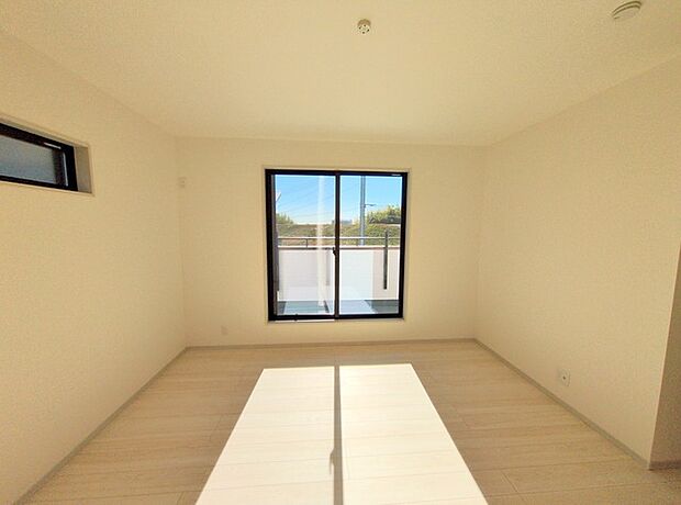 広々バルコニーから、たっぷり太陽の恵みが得られます。