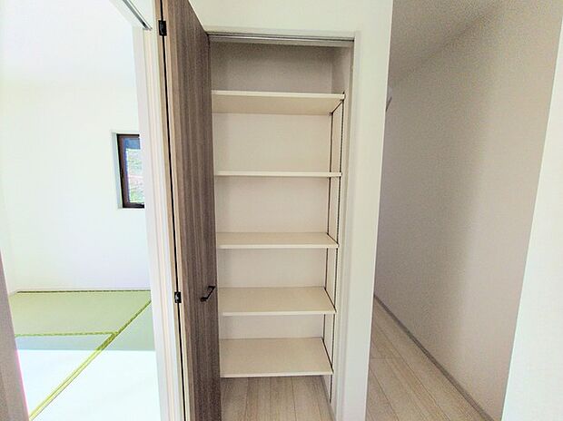 部屋と部屋の隙間をうまく使ったスリムな収納スペース。