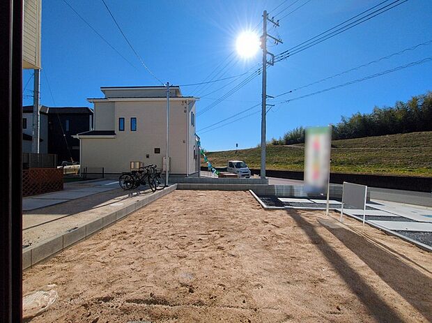 広々とした南庭は、太陽の下のリビングかもしれません。  