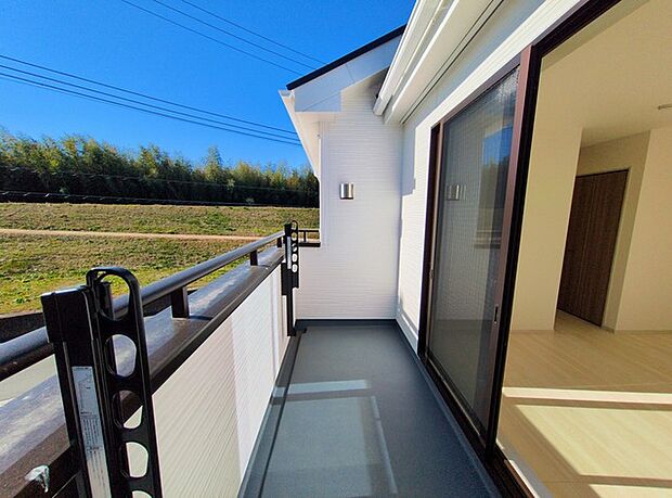 南向きバルコニーでお洗濯ものはいつもカラッと乾きます。