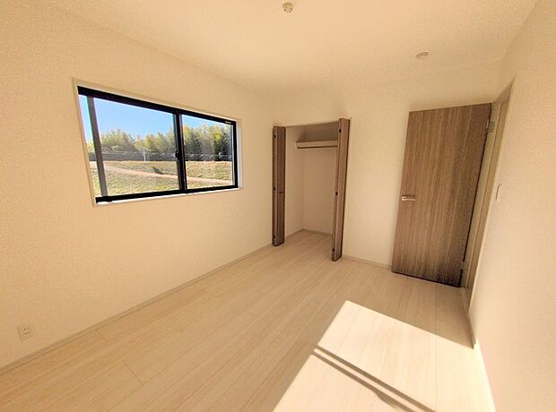 住宅街の2階南向きのお部屋、日当たりはご覧のとおり良好です。