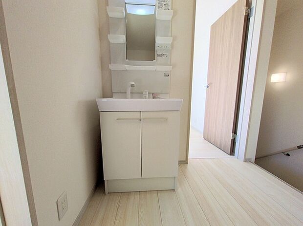 洗面化粧台は清潔感の漂うホワイトをベースカラーに、シンプルなデザインで。