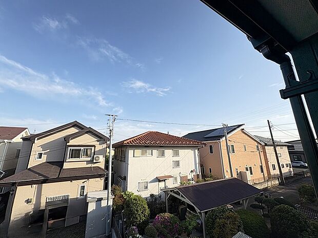 前面の住まいとの距離感があるから、圧迫感を感じません。 