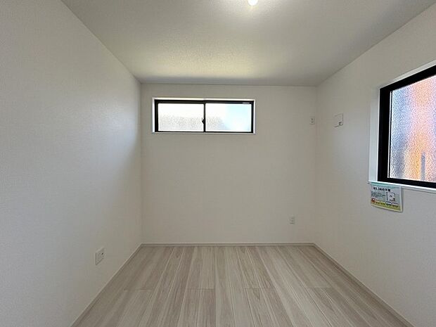 新築の木の匂いのする室内。写真では伝わらないので、ぜひ現地でお確かめください。 