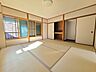 室内：穏やかな光が心地よく広がる、和の趣ある空間
