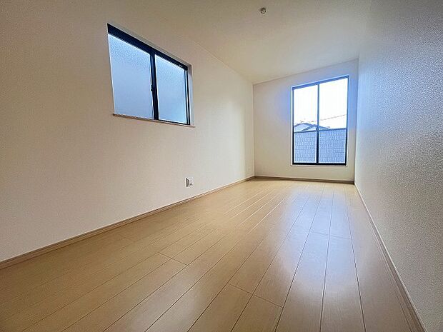 バルコニーからはたっぷりと太陽の光が舞い込みます。 