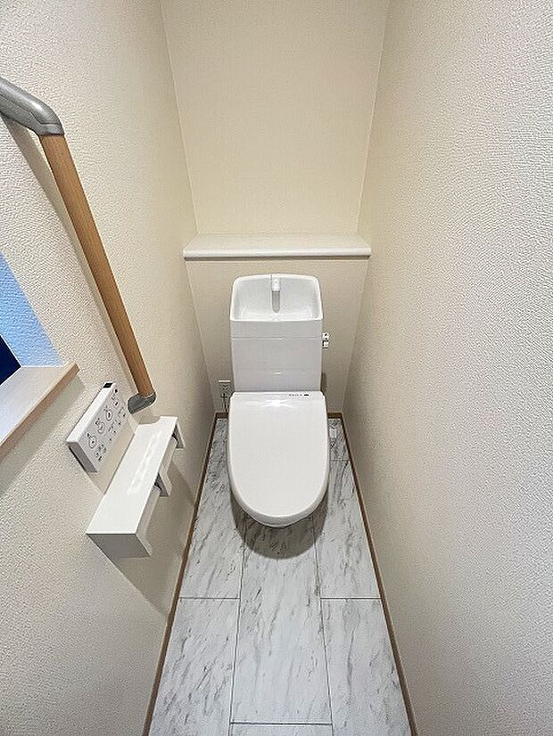 今すぐということはなくとも、いずれはお世話になるお手洗いの手すり付き。もちろんウォシュレットも付いてます。