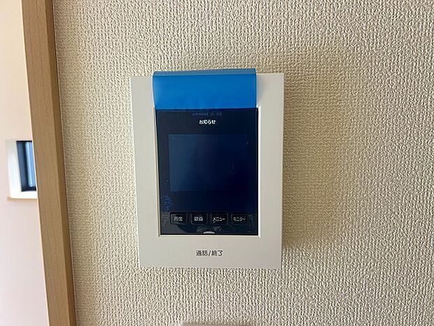 来客が一目で分かるカラーモニターインターフォン付き。 