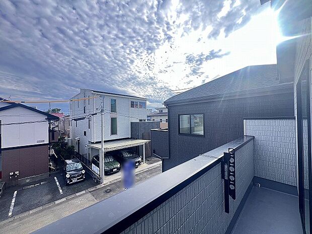 あたりには住宅を中心とした建物が広がります。