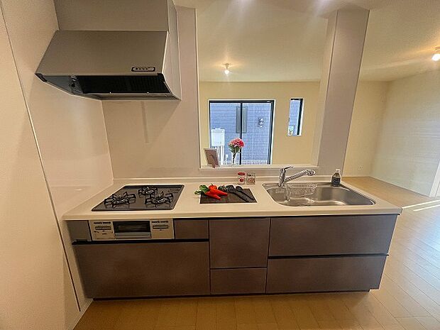 リビングで遊ぶお子様を見守りながらお料理ができる、対面キッチン。 