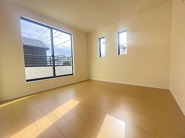 バルコニーからはたっぷりと太陽の光が舞い込みます。 