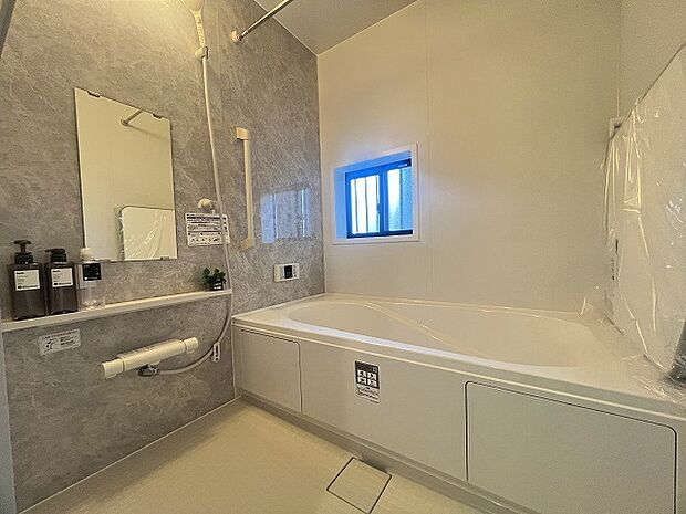 広々1坪タイプのゆったり浴室ユニット。防カビ・抗菌素材なのもうれしい。 