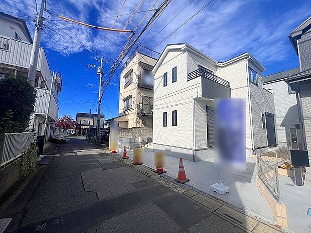 幅員の狭い道ですが、車通りの少ない住宅街に立地してます。 