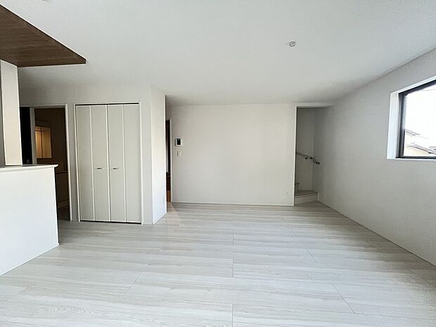 解放感あふれるリビングは、自然に光と風に恵まれます。 