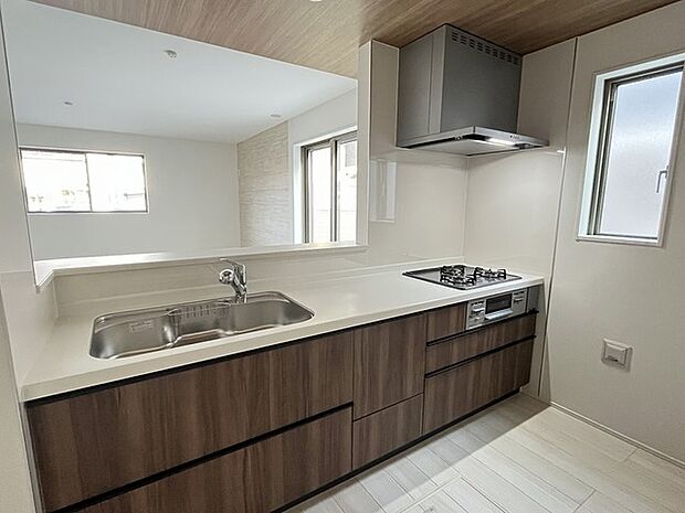 リビングで遊ぶお子様を見守りながらお料理ができる、対面キッチン。 