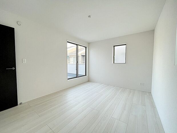 大きめのベッドを置いても、まだゆとりが持てる大きさ。7.87帖の主寝室。 