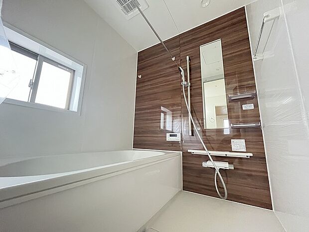 広々1坪タイプのゆったり浴室ユニット。防カビ・抗菌素材なのもうれしい。 