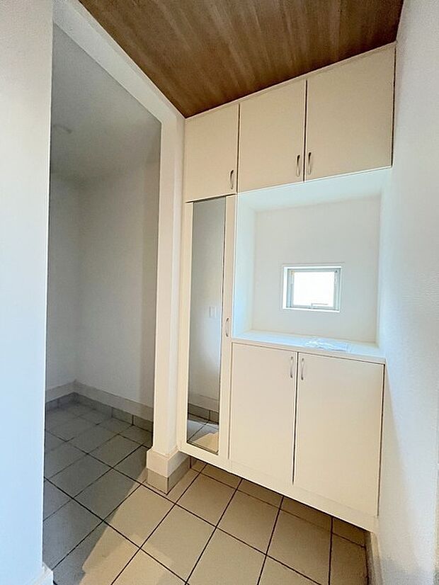 玄関横にシューズインクローク付き、雨具や三輪車を置いても余裕の広さ。 