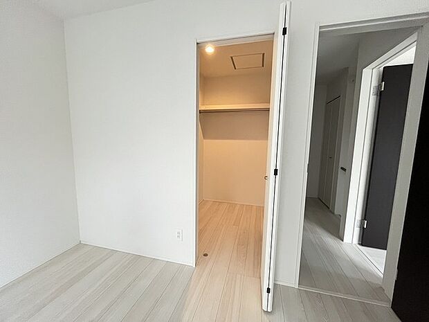 季節物の衣類もスッキリ収納できる、ウォークインクローゼット。 