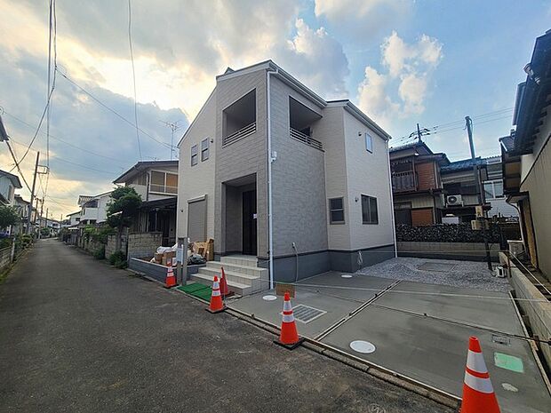 落ち着いた街並みに馴染む、洗練されたフォルムが魅力の住まいです。
